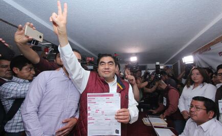 Barbosa se registra como candidato a la gubernatura de Puebla