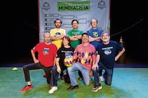 Actores se echan una cascarita en escenario teatral