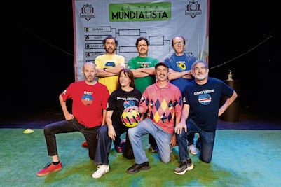 Actores se echan una cascarita en escenario teatral