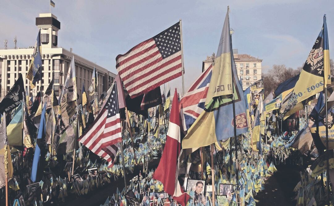 Banderas de Estados Unidos y Ucrania en un monumento improvisado para los combatientes ucranianos y extranjeros caídos, en la Plaza de la Independencia de Kiev. Foto: de ROMAN PILIPEY. AFP