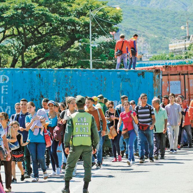 Miles de venezolanos comenzaron a cruzar ayer hacia suelo colombiano, por el puente internacional Simón Bolívar. SCHNEYDER MENDOZA. AFP
