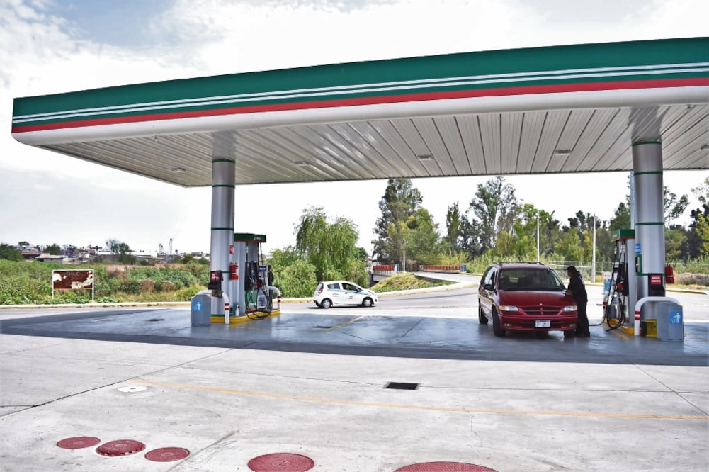 En un radio menor a 10 kilómetros hay cuatro precios diferentes: mientras que en La Piedad, Michoacán, el litro de Magna cuesta 16.59 pesos, en Santana, Guanajuato, vale 16.14 (CARLOS ARRIETA. EL UNIVERSAL)