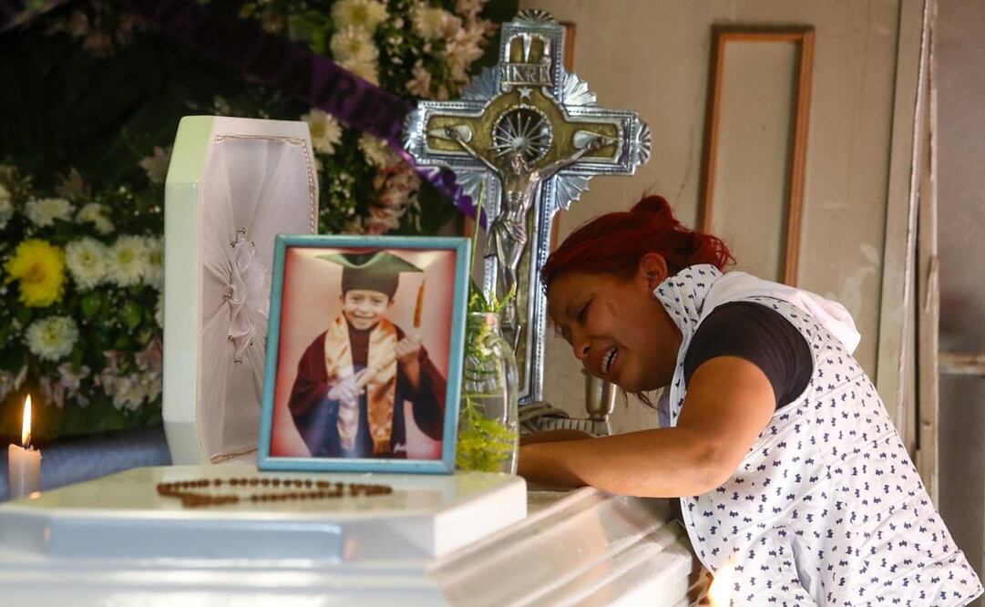 Dolor y rabia se respiraba en el funeral del niño Brandon Giovanny. Su madre Marisol, inconsolable, lo despidió con su canción favorita. Foto: Diego Simón/ El Universal.
