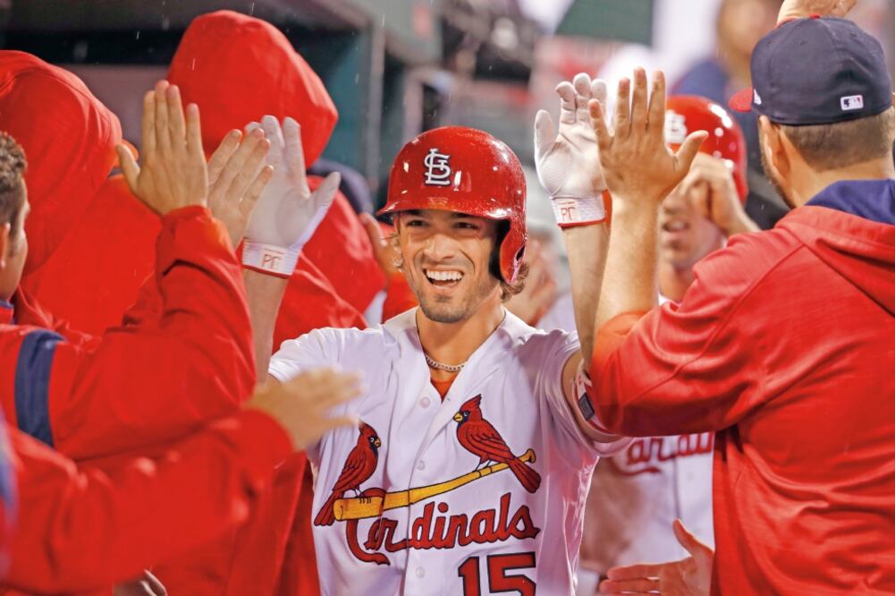 Tras el triunfo sus compañeros se volcaron a felicitar a Randal Grichuk (15) (JEFF ROBERSON. AP)