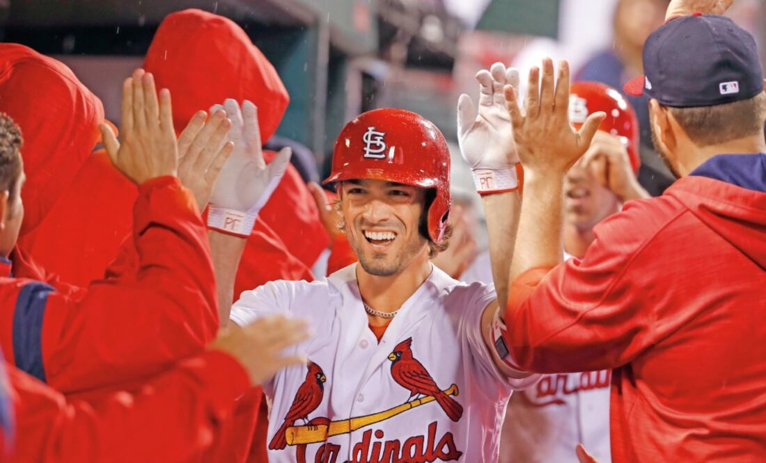 Tras el triunfo sus compañeros se volcaron a felicitar a Randal Grichuk (15) (JEFF ROBERSON. AP)