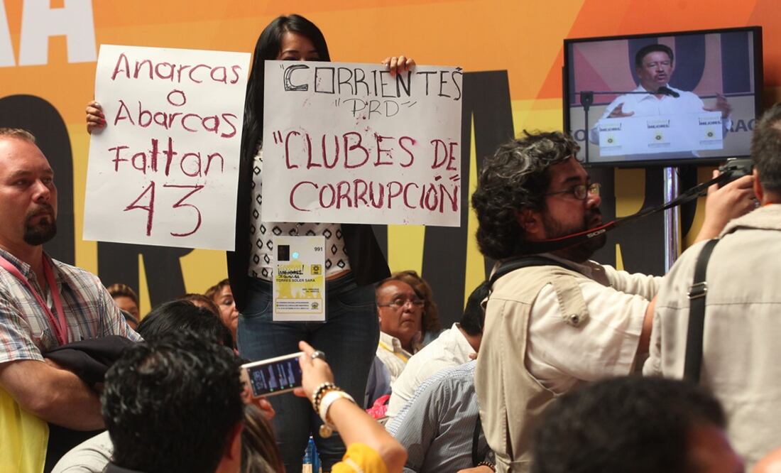 Protestan durante el Congreso Extraordinario del Partido de la Revolución Democratica (Foto: Adrian Hernandez)