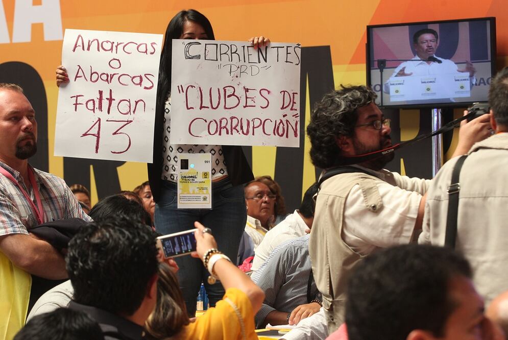 Protestan durante el Congreso Extraordinario del Partido de la Revolución Democratica (Foto: Adrian Hernandez)