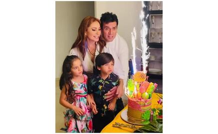 Jorge Salinas y sus mellizos celebran en familia a Elizabeth Álvarez