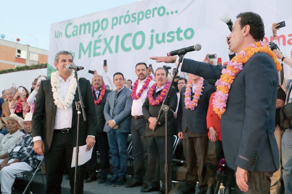 Enrique Ochoa, líder del PRI (izq.), tomó protesta a Ismael Hernández Deras como nuevo dirigente de la Confederación Nacional Campesina. (JUAN CARLOS REYES. EL UNIVERSAL)