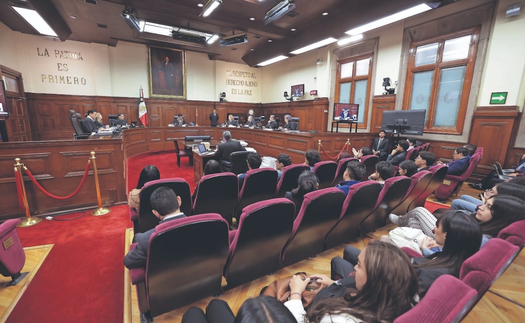 Este jueves el pleno de ministros avaló el decreto que prohibía el consumo de alimentos y bebidas en zonas exclusivas para fumar. Foto Especial