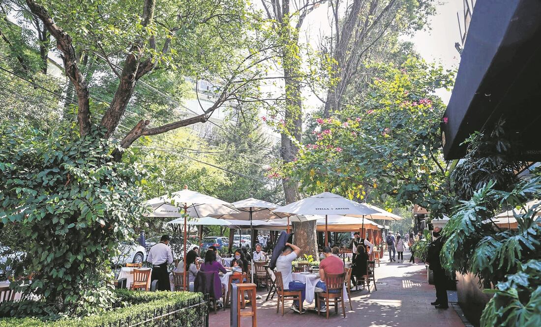 Vecinos de Polanco y otras colonias argumentan que muchos restaurantes no respetan el paso y aforo en el exterior. Foto: Diego Simón. EL UNIVERSAL