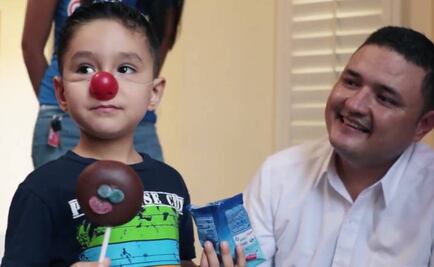 Hacen reír al niño de la paleta triste