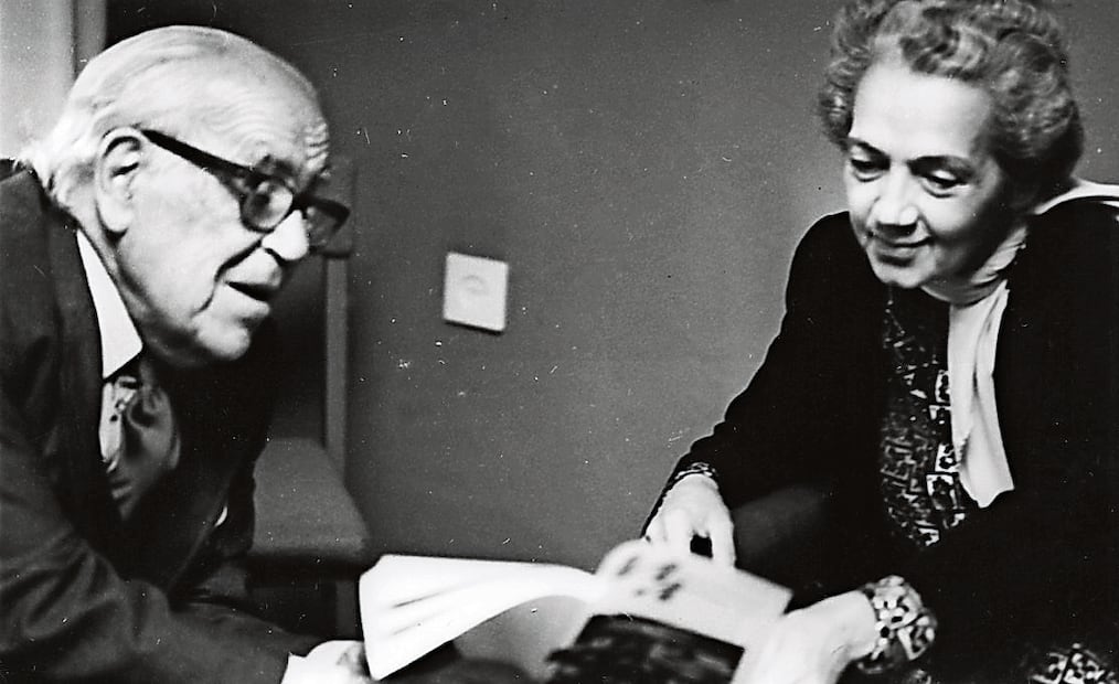 Laurette Séjourné y Arnaldo Orfilia en conversación, mediados de los años 80. Crédito: ARCHIVO DE TATIANA COLL/DEL LIBRO ENTRE QUETZALCÓATL Y EL CHE