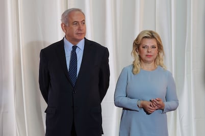Fiscal israelí investiga a esposa de Netanyahu tras reporte; la causan de hostigar a opositores