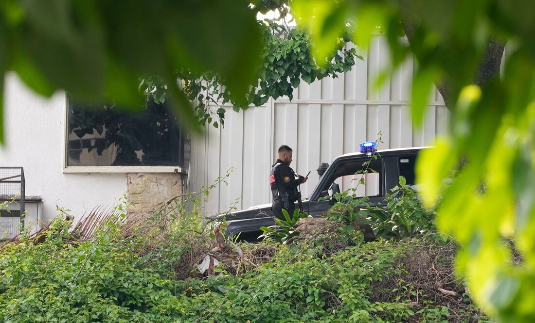 La policía custodia la embajada de Argentina en Caracas, Venezuela. Foto: AP