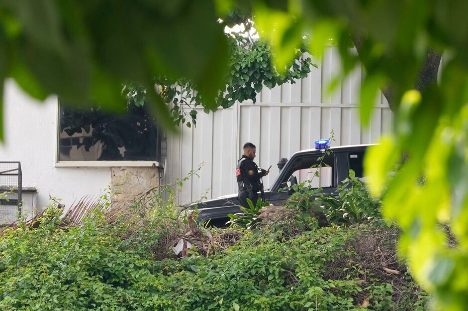 La policía custodia la embajada de Argentina en Caracas, Venezuela. Foto: AP