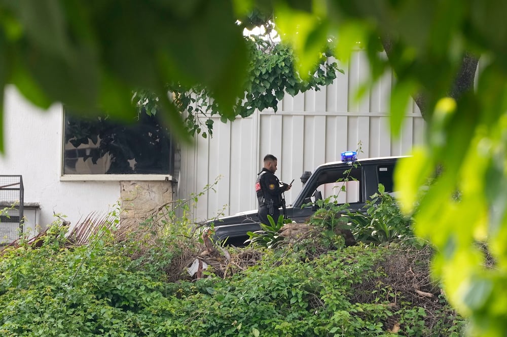 La policía custodia la embajada de Argentina en Caracas, Venezuela. Foto: AP