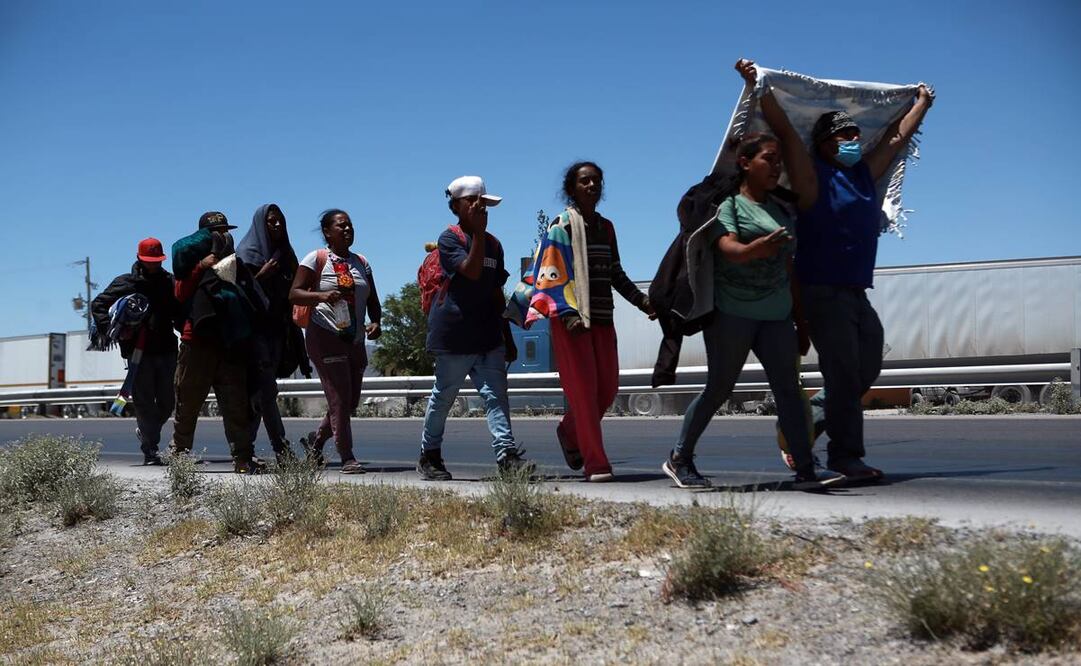 Migrantes caminan hacia la frontera con Estados Unidos. Foto: Christian Torres/EL UNIVERSAL