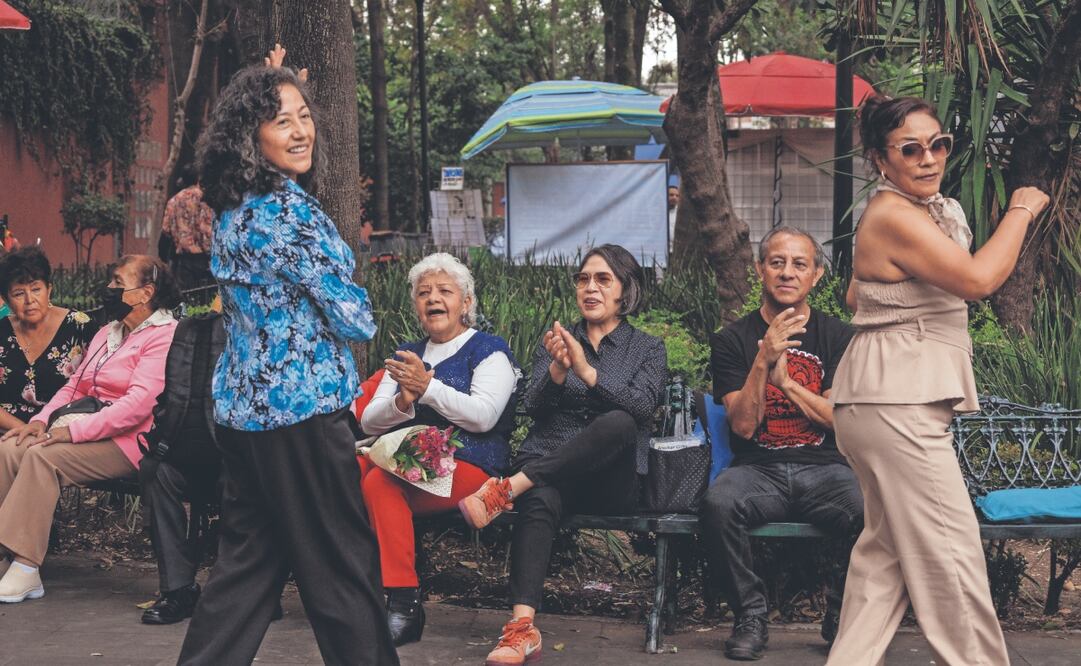 La lluvia ligera que llegó con el atardecer no rompió con los paseos y el buen ambiente en los jardines Hidalgo y Allende del Centro de Coyoacán. Foto: de YARETZY M. OSNAYA. EL UNIVERSAL