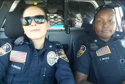 Policías de EU se enfrentan en duelo de playback