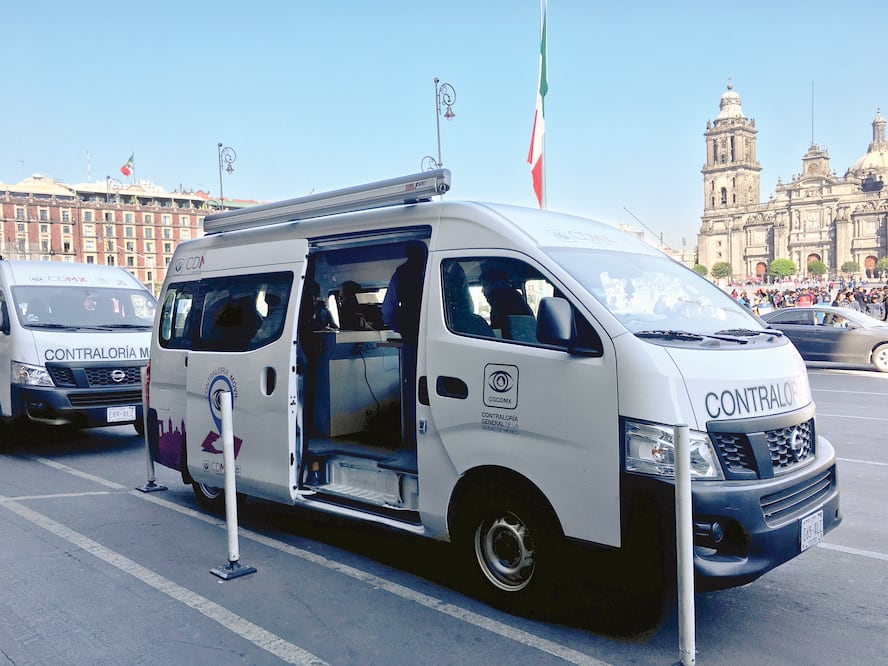 El Gobierno capitalino estacionó frente al plantón dos unidades móviles de la Secretaría de la Contraloría General para recibir denuncias de los vulcanos. GERARDO SUÁREZ. EL UNIVERSAL