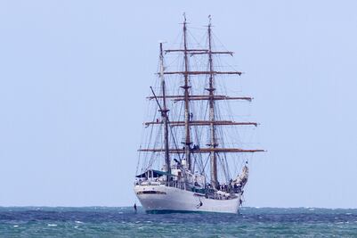 Suspenden búsqueda de cadete que cayó al mar en la India