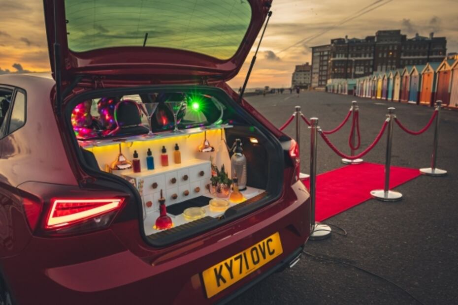 SEAT crea el bar nocturno más pequeño del mundo adentro del nuevo Ibiza 2022