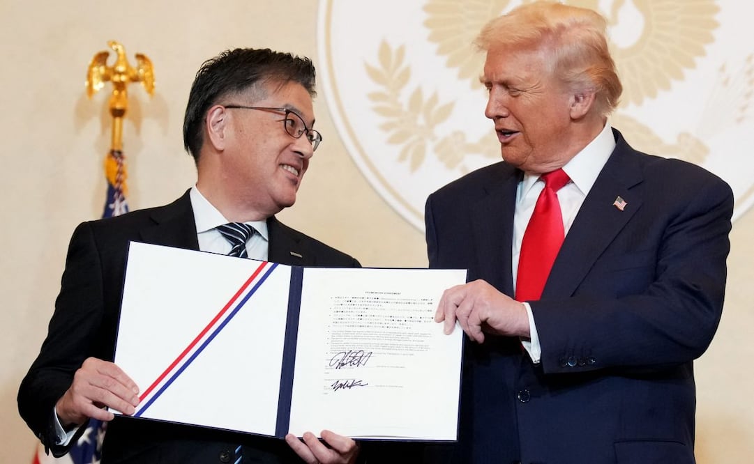 El director ejecutivo de Panasonic, Yuki Kusumi, y el presidente de Estados Unidos, Donald Trump, posan para fotos tras la firma de memorandos de entendimiento durante una reunión con líderes empresariales en la residencia del embajador estadounidense el 28 de octubre de 2025 en Tokio, Japón. Trump se encuentra de visita en Japón, tras asistir a la cumbre de la ASEAN en Malasia, y próximamente viajará a Corea del Sur para las reuniones de la APEC. Foto: AFP