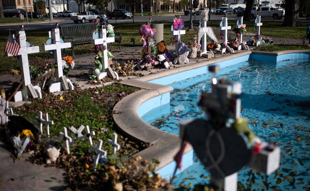 Cruces en honor a los estudiantes fallecidos durante la masacre. Foto: AFP/ El Universal