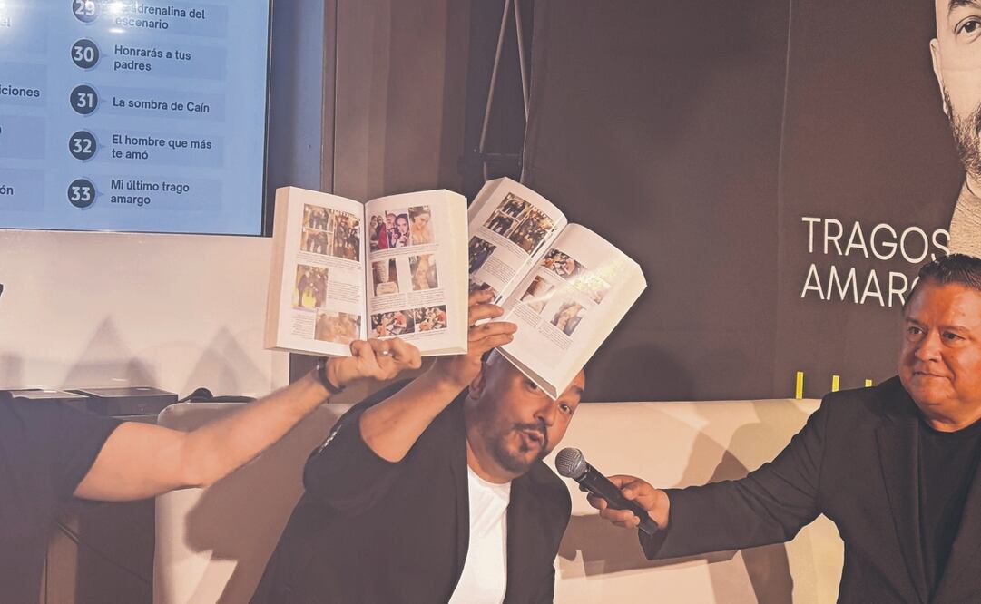 Lupillo explicó que existen dos versiones de su libro, la de EU, y la publicada en México. Foto: de CÉSAR GONZÁLEZ. EL UNIVERSAL