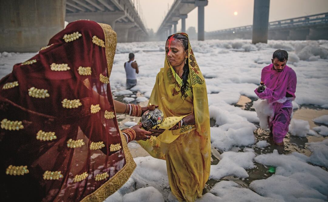 Devotos hindúes realizan rituales en el río Yamuna, cubiertos por espuma química causada por la contaminación industrial y doméstica, en Nueva Delhi. Fotos: Altaf Qadri. AP
