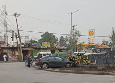 Mujer se queda dormida al volante y choca contra muro en fraccionamiento Bosques del Lago en Cuautitlán Izcalli