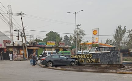 Mujer se queda dormida al volante y choca contra muro en fraccionamiento Bosques del Lago en Cuautitlán Izcalli