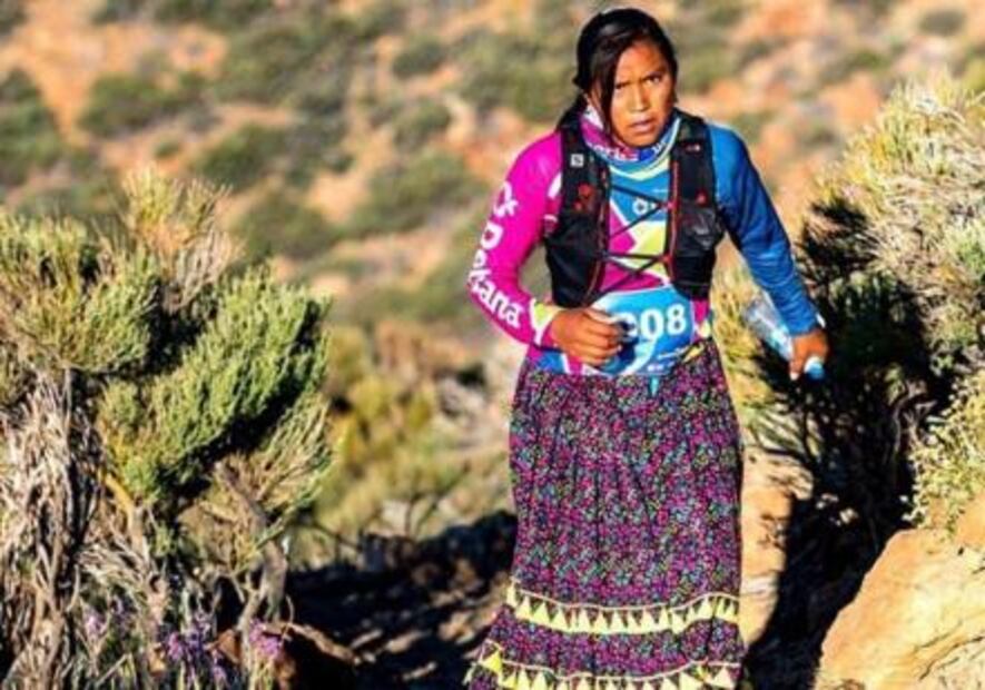 Familia de corredores rarámuris compite en ultra maratón de España