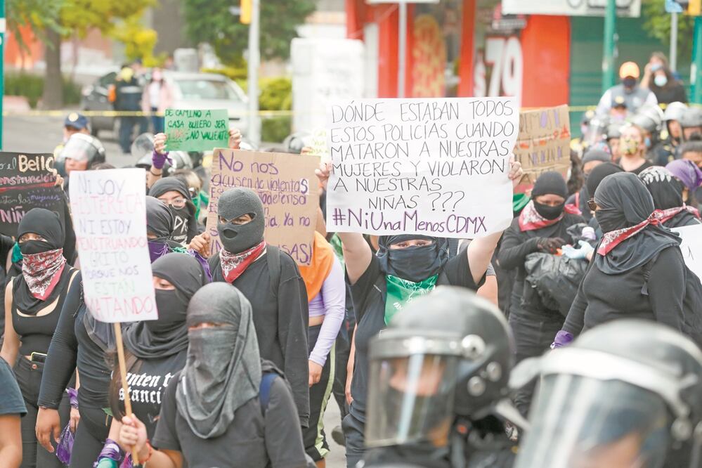 Colectivos partieron del Ángel de la Independencia hacia el Zócalo, ruta en la que gritaron consignas por la violencia contra mujeres. Foto: FOTOS: BERENICE FREGOSO. EL UNIVERSAL