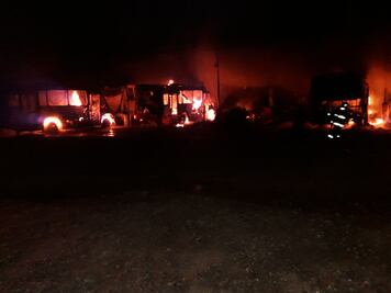 Incendio consume 10 unidades de transporte en Tabasco