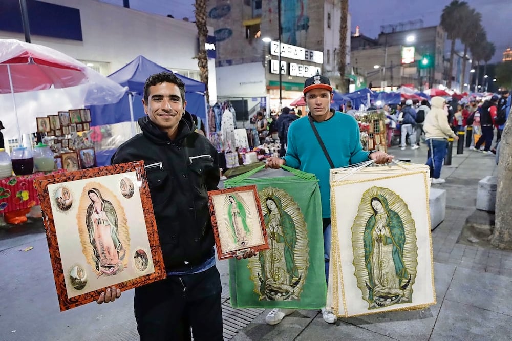 Migrantes venezolanos venden imágenes de la Virgen de Guadalupe en los alrededores de la Basílica para ayudarse a sobrevivir en su estancia en la Ciudad de México y reunir dinero para llegar a la frontera y de ahí, cruzar a la Unión Americana. Foto: Diego Simón / El Universal
