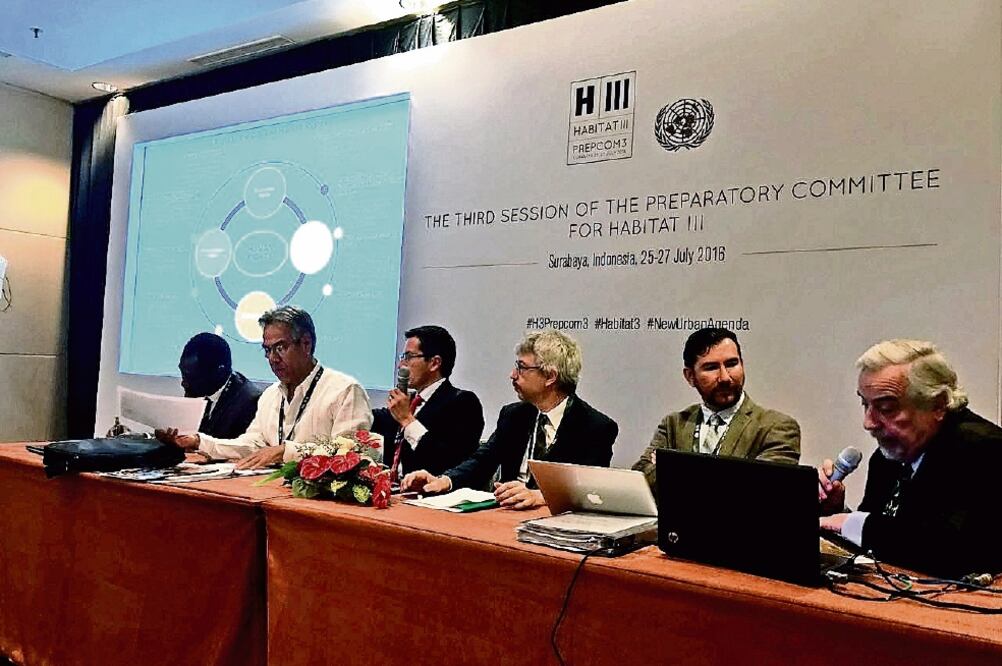 El subsecretario de Ordenamiento Territorial (segundo de izq. a der.) dijo que se busca reducir la desigualdad (ARCHIVO EL UNIVERSAL)