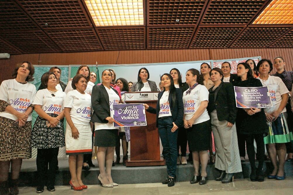 La diputada federal del PRI Laura Plascencia (centro) encabezó ayer la puesta en marcha de la campaña informativa Más Amor, Menos Violencia (CRISTOPHER ROGEL. EL UNIVERSAL)