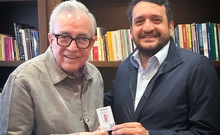 Andy López Beltrán le entrega crendencial de afilación a Morena a Rocha Moya; “reafirmó mi compromiso con la 4T”, dice