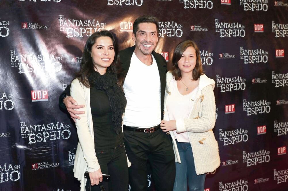 El actor (al centro) asistió a la obra El fantasma en el espejo (VALENTE ROSAS. EL UNIVERSAL)