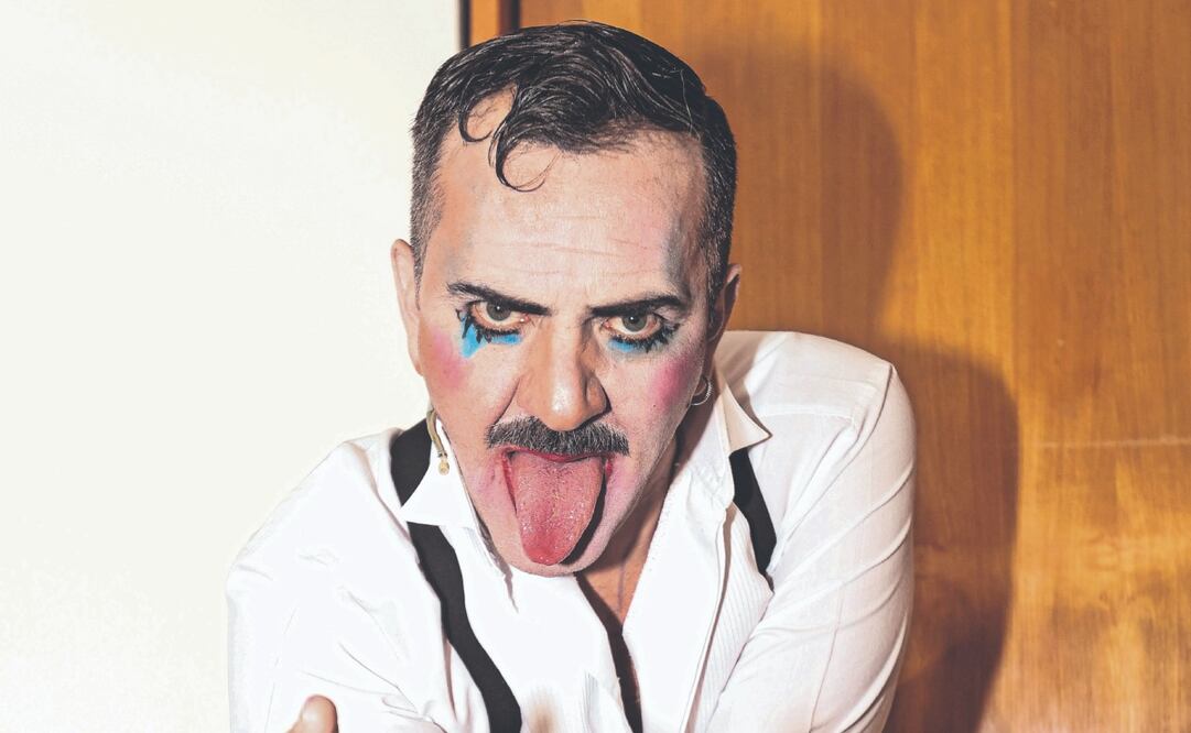 Él mismo se maquilla para dar cada función. Foto: de Gabriel Pano. El Universal