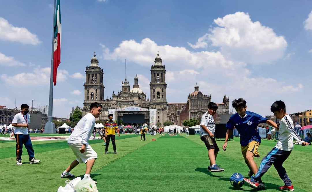 Con la Catedral Metropolitana de fondo, niños y adultos hicieron retas y disfrutaron de este domingo de puente. Foto: Hugo Salvador / EL UNIVERSAL
