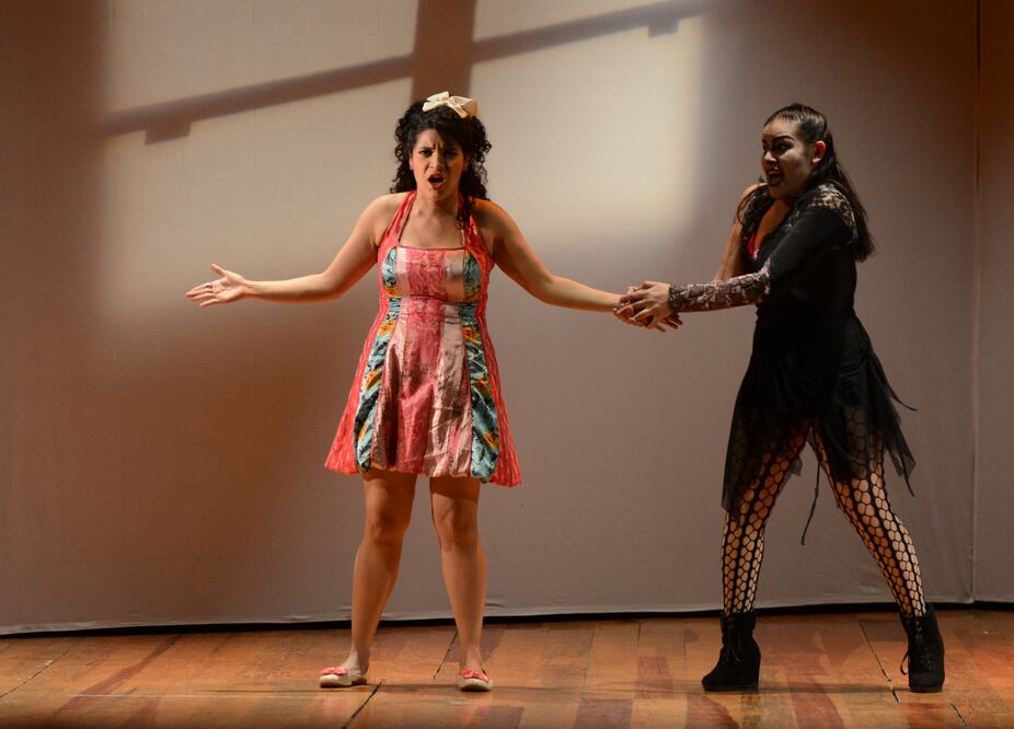 Angélica Alejandre y Oralia Castro durante el montaje de "Ana y su sombra" (CORTESÍA FIC)