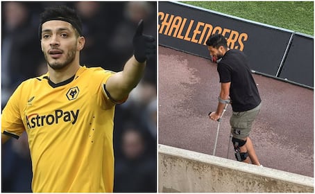 Raúl Jiménez enciende las alarmas al aparecer en muletas en partido de Wolverhampton