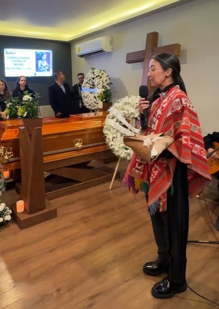 Funeral de Gabriela, madre de Aislinn Derbez. Foto: Instagram.