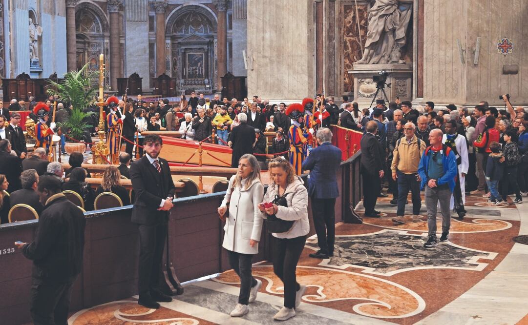 Visitantes junto al féretro para rendir homenaje al difunto papa Francisco, en la Basílica de San Pedro del Vaticano. Foto: de ANDREAS SOLARO. AFP