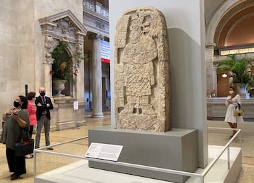 Dos reyes mayas son los nuevos custodios de la entrada del MET de NY