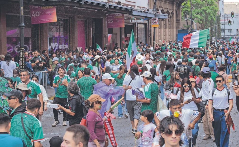 Miles de aficionados abarrotaron el FIFA Fan Fest del Zócalo horas antes del encuentro deportivo del Mundial. Foto: Santiago Cadena/ EL UNIVERSAL