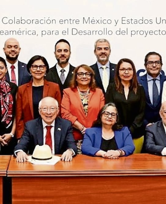 Ken Salazar, embajador de EU, y Norma Piña, titular de la SCJN, al presentar las Guías de Conducción de Audiencias en Materia del Trabajo. Foto: Especial